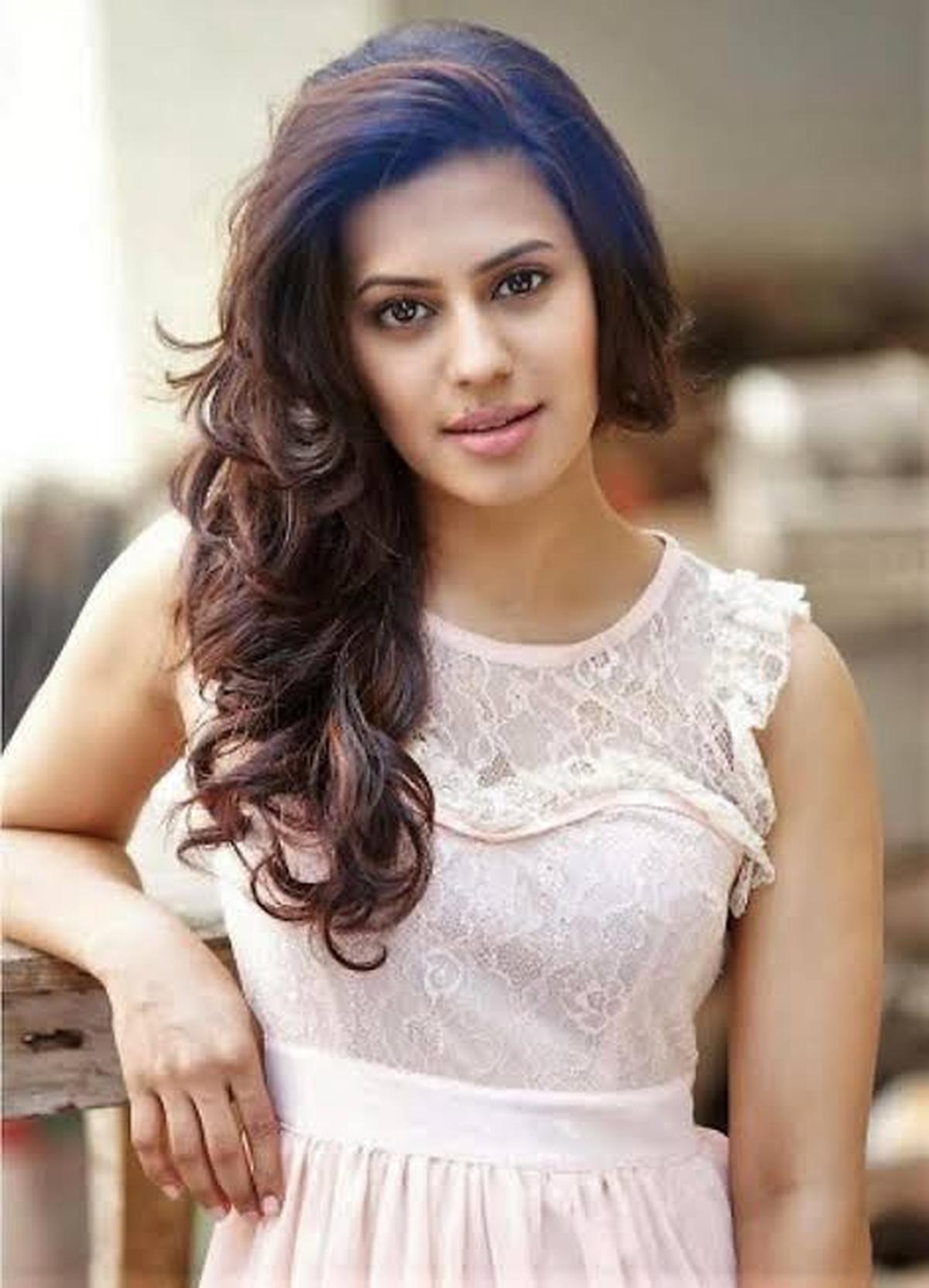 Gold Smuggling Karte IPS Officer Ki Beti, Kannada Actress Ranya Rao Ko DRI Ne Pakda At Bengaluru