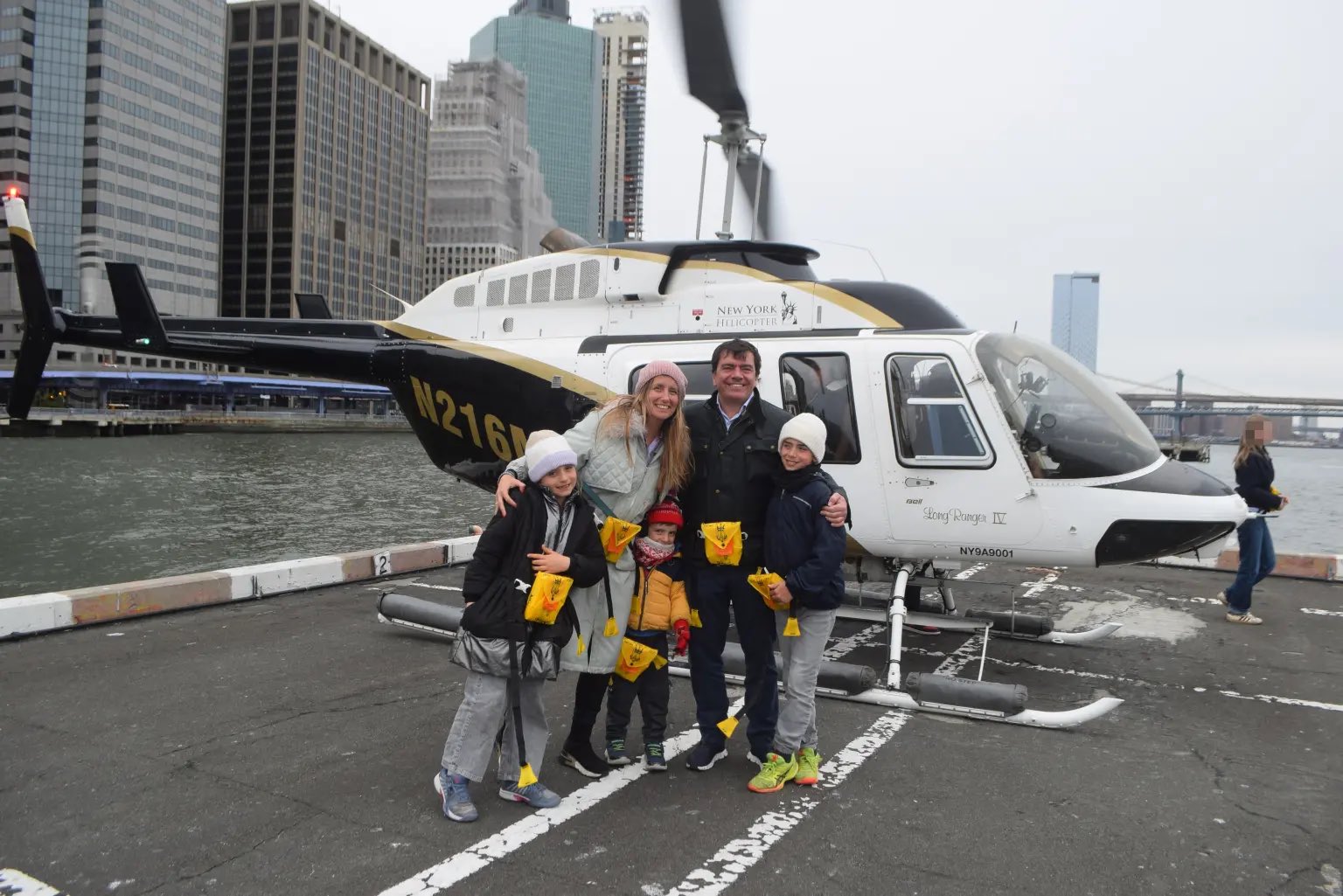 helicopter Crash hokar Gira River me at New York City, Pilot Sahit 6 ki death jisme 3 Bachche shamil hain, Video viral