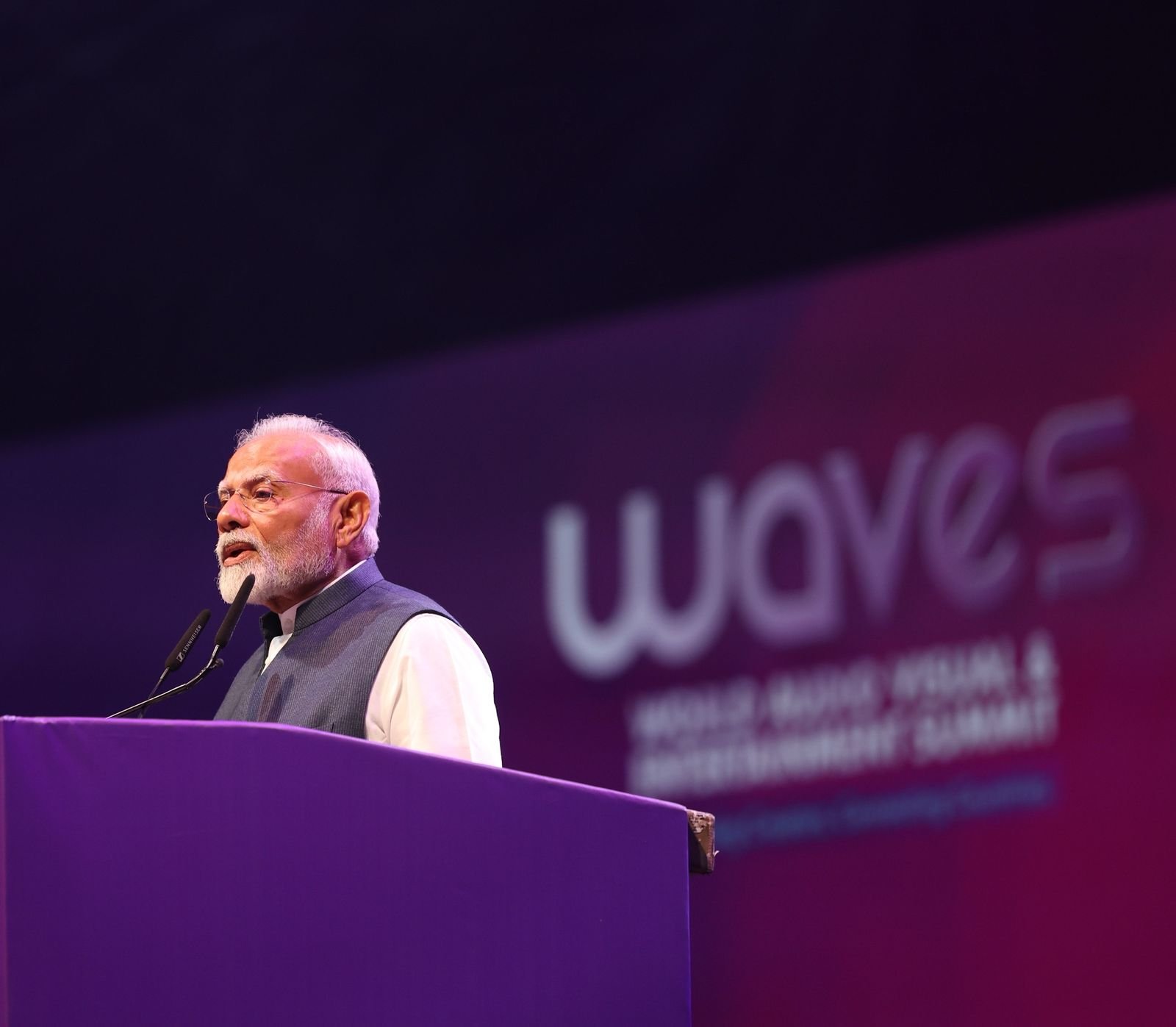 PM Narendra Modi Mumbai Me Wave Summit 2025 Attend Karne Pohanche, Desh Bhar Ke Kalakar Bhi Hue Sahmil