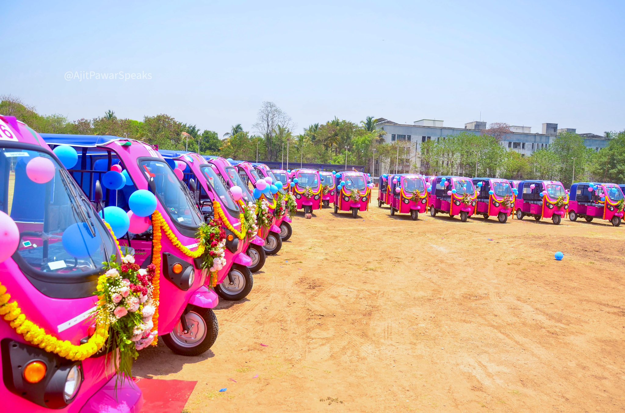 Pink e rickshaw distribute kiya Mahilaon ko Dcm Ajit Pawar ne at Pune, empowering women scheme