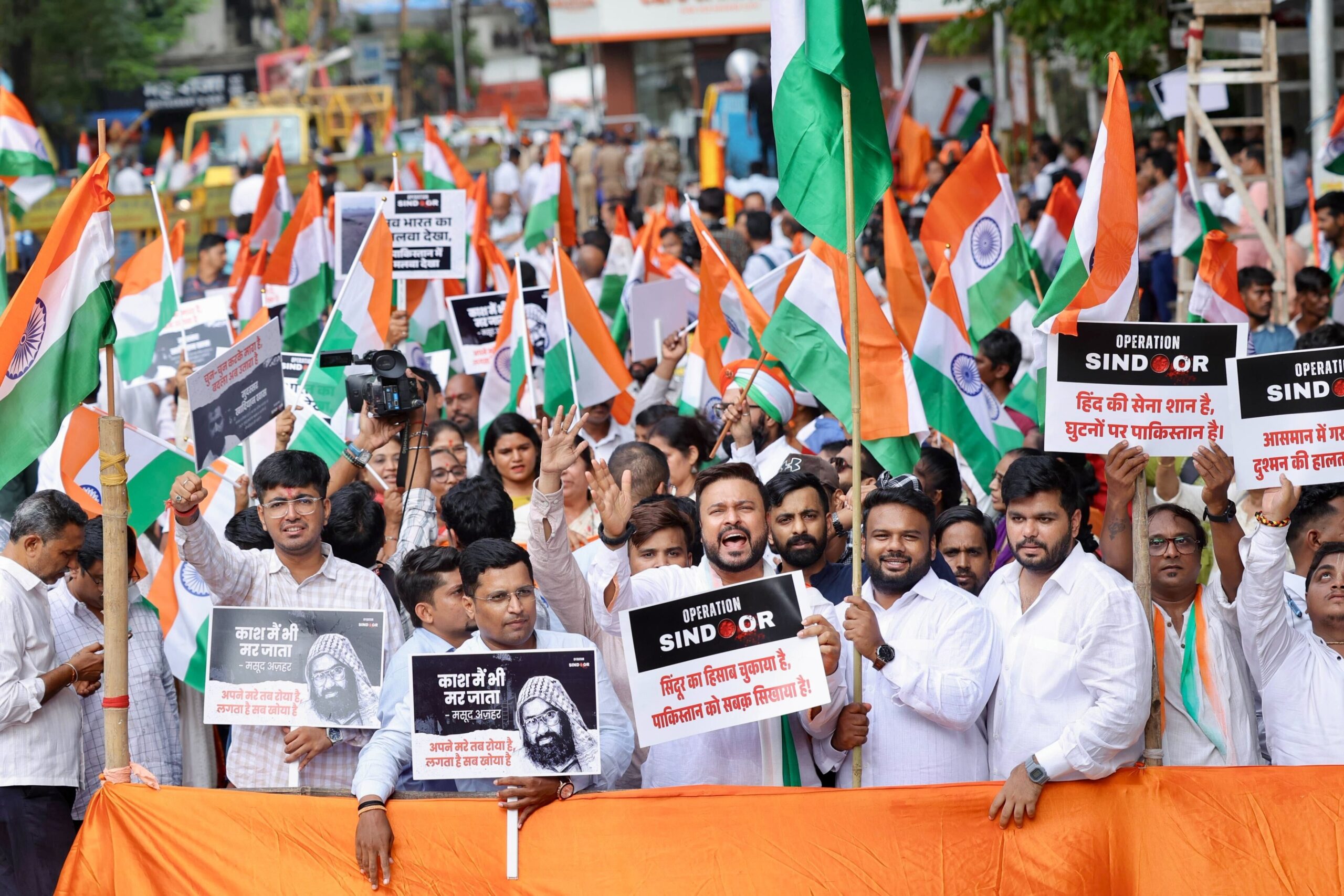 Sunle Beta Pakistan, Baap hai tera Hindustan ke naare ke sath Mahayuti ki Mumbai me Tiranga Yatra
