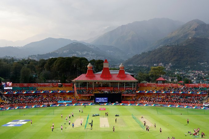 IPL Match beech me hi rok di gayi at Dharamshala Stadium Punjab, Batti Gul karke logon ko ghar jaane kaha gaya tha