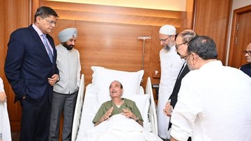 Former minister Ghulam Nabi Azad ki tabiyat Bigdi, Kuwait ke hospital me admit, All party delegation ka hissa hain