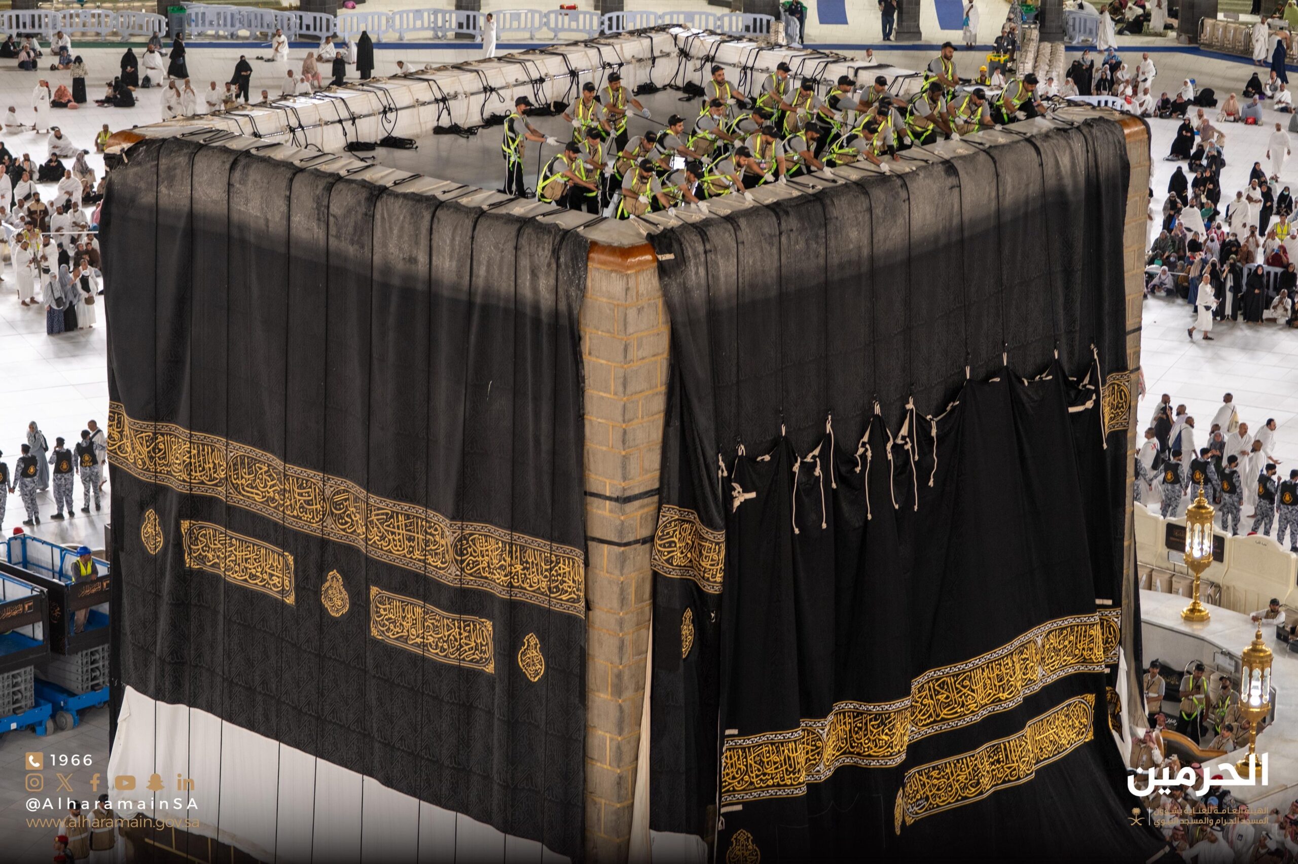 Kaaba Ka Gilaaf Badla Gaya: aayie jante h Kiswah Ki Khoobsurat history Maayne Aur Nayi Tareeke”