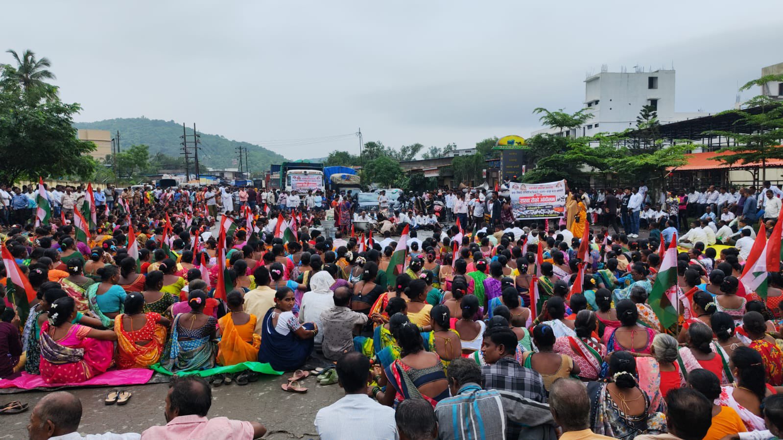 Chinchoti-Kaman-Bhiwandi Road Ke Khaddon Par Public Ka Gussa, Protest Shuru