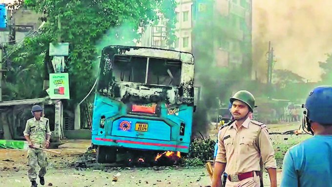 Waqf Amendment Act ke khilaf Protest ke dauran Mahol kharab hua West Bengal me, CM Mamata Banerjee ne logon ko shanti banaye rakhne ki appeal kiya hai