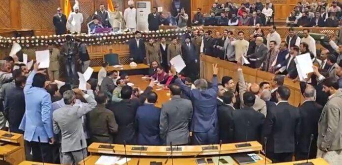 J&K Assembly Bana Kushti Ka Akhada, Leaders Bhide Aapas Mein, Article 370 Restoration Ka Resolution Pass Kiya Gaya