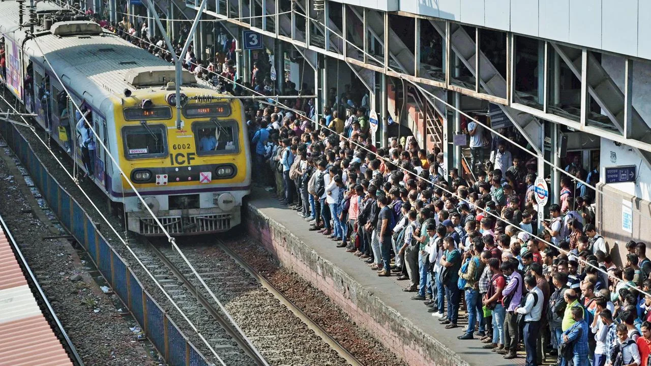 Local Train Ke Takrane Se Hui 21 Yrs Old Shaks Ki Death At Mulund, Mobile Mein Busy Tha Platform Par Khada Shaks