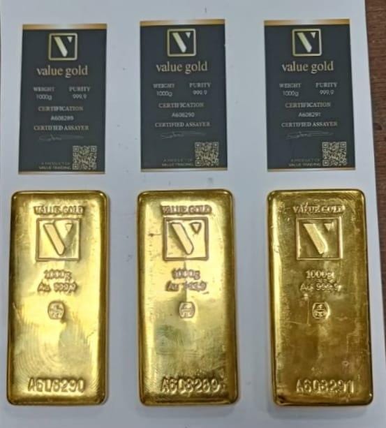 Dubai Se Aaye 3 Kg Ke 3 Gold Bar Smuggling Kar Rahe Passenger Ko Pakda Mumbai Airport Par Customs Officials Ne