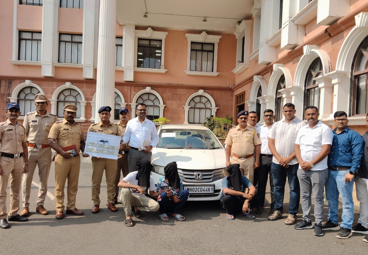 Hath Ki Safai Se ATM Card Badal Kar Logon Ka Paisa Churane Wale 4 Logon Ko Pakda Palghar Crime Branch Ne