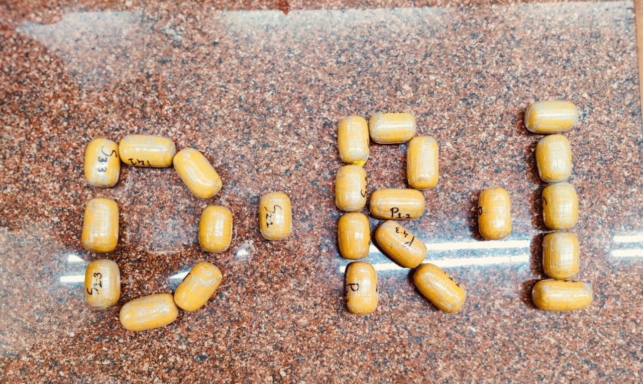 Gold Smuggling – 12.5 Kg Gold Pakda DRI Mumbai Ne, Airport Staff Sahit 6 Log Arrested