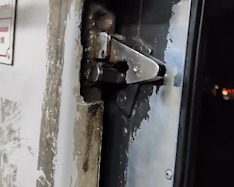 Mumbai Local Train Ke Darwaje Ka Haal