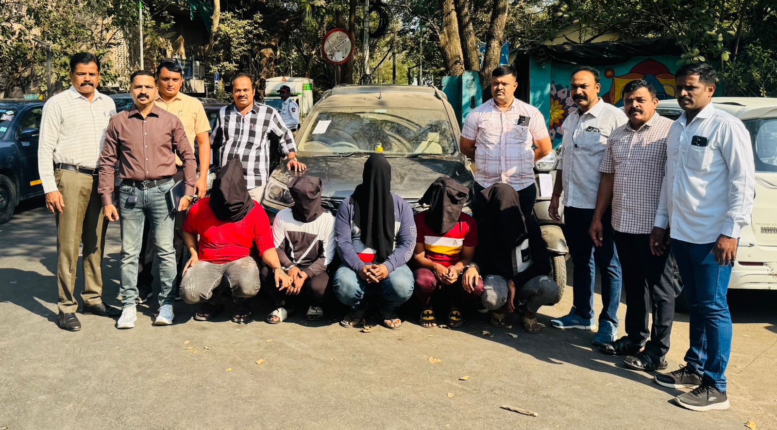 Gun dikha kar Mumbai Nashik Highway par Mahila ke Rs 12 Lakh lootne wale 7 logon ko arrest kiya Rabodi Thane Police Anti Extrotion Cell ne