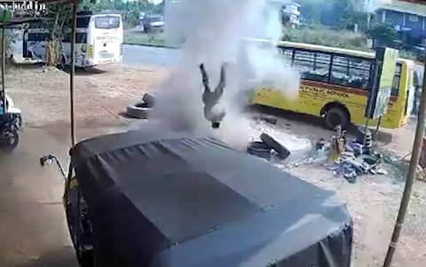 School Bus ka Tyre Blast hone par, Punctyre banane wala Abdul hawa me udta nazar aaya, Udipi se Video viral