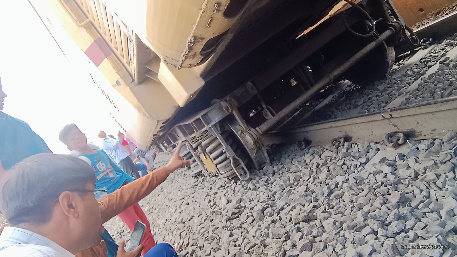 Train ka dabba Patri se utar gaya, Mumbai se nikli train ka Non passenger coach derail hua at Kim Station in Gujrat