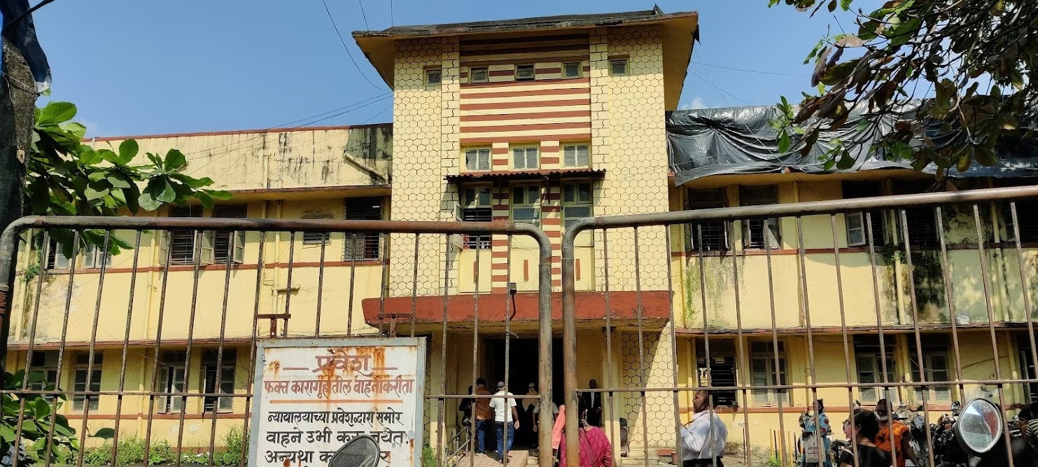 Kalyan Courtroom Security Breach, Police Ki Laparwahi Ke Mamle Mein 11 Police Walon Ko Suspend Kiya Gaya