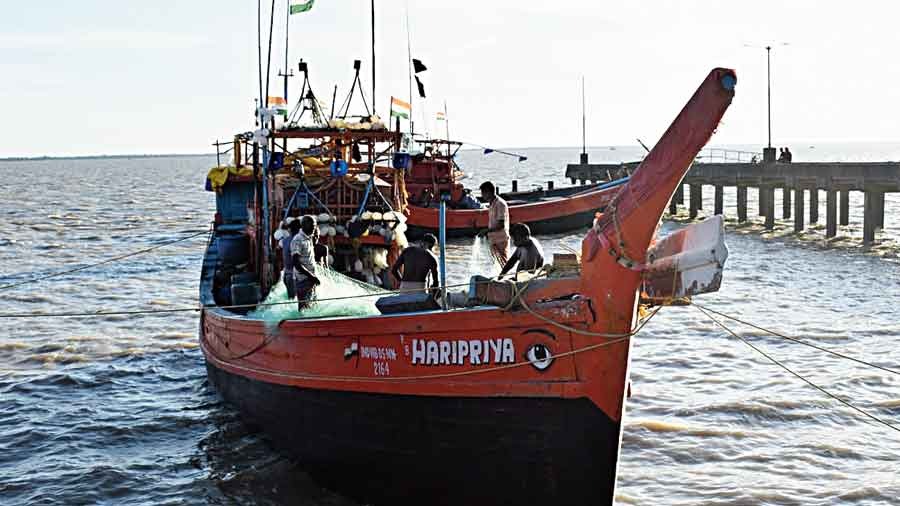 Fishing Boat Doobi, Cargo Ship ke takrane ke baad at Malad Madh, No injuries reported