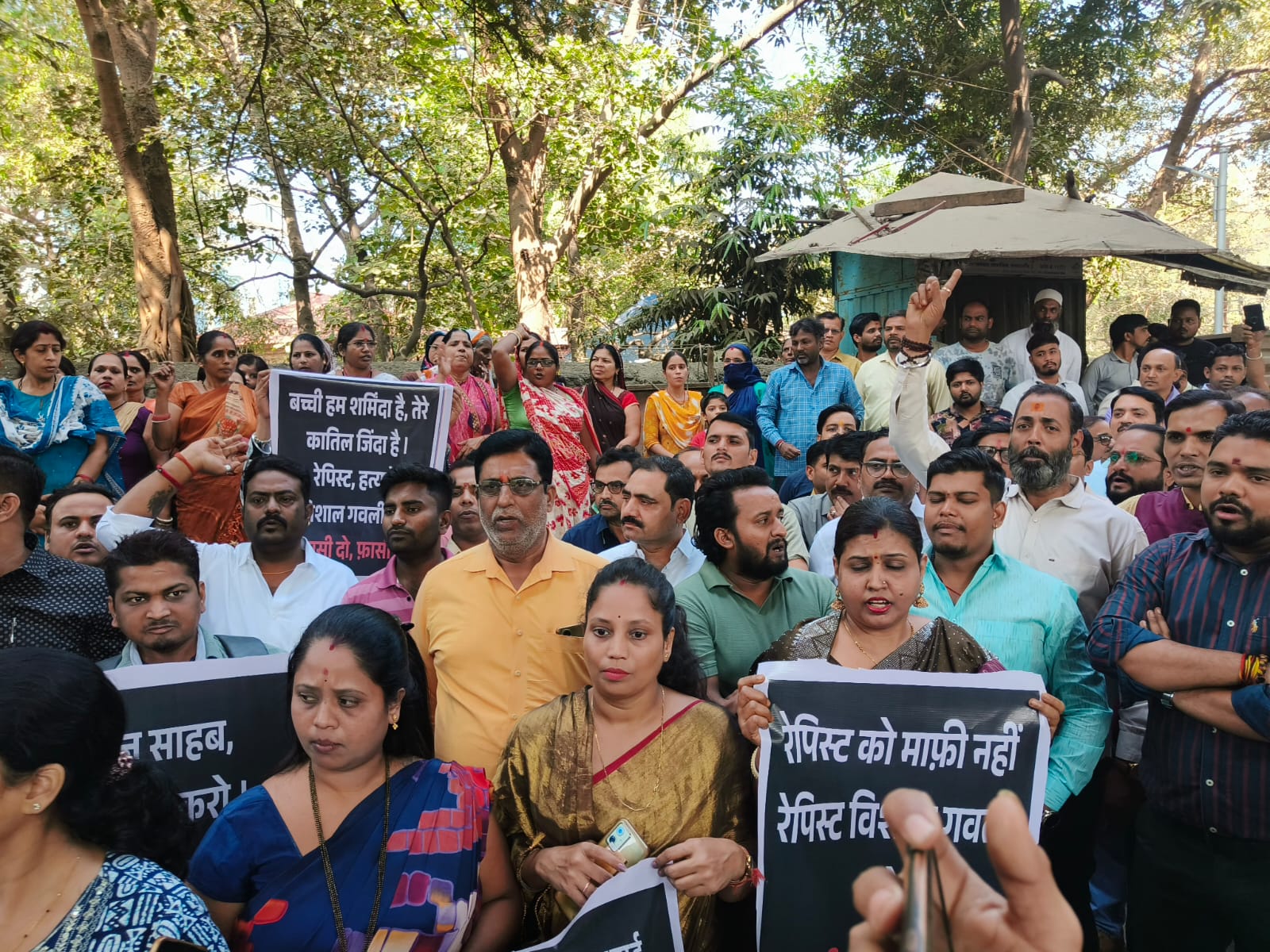 Judge Saheb Insaf karo, Rapist Vishal Gawli ko Phansi do, Mahilaon ka Silent protest at Kalyan court