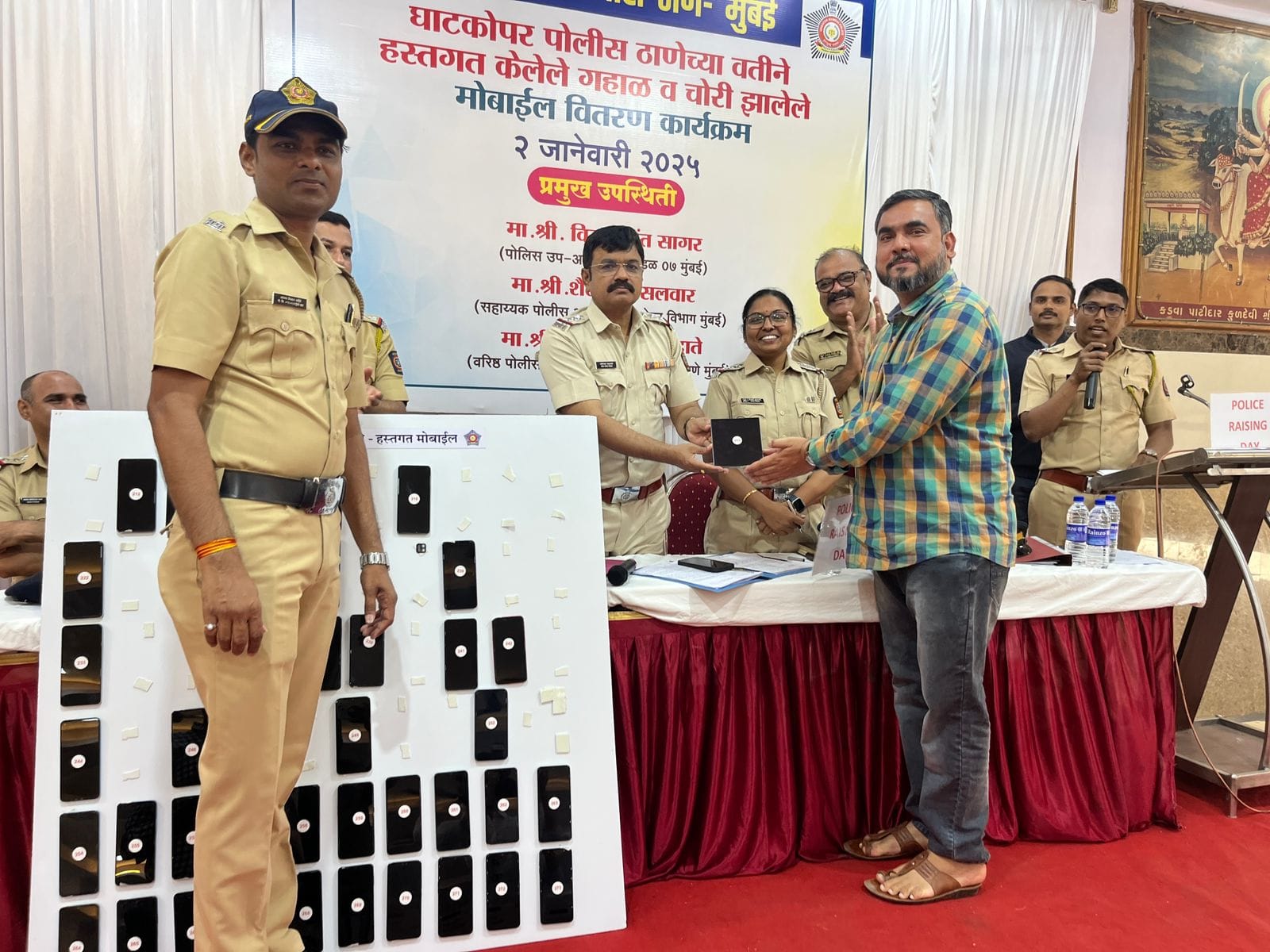 300, Missing, Stolen Mobiles Worth Rs 38 Lakh, Logon Ko Lautaya Ghatkopar Police Ne Naye Saal Ki Shurwat Mein