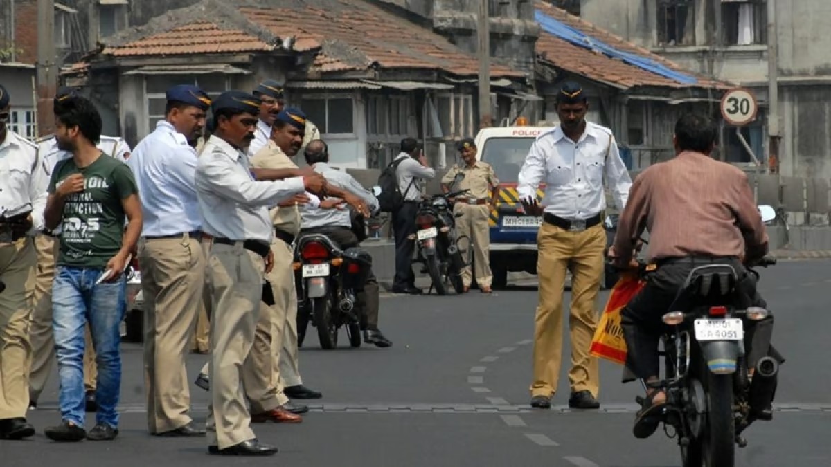 Mumbai Traffic Police ab Driving Licenses,Vehicl, Insurance, PUC gaadi ka paper Digi Locker mParivahan App se Except karegi