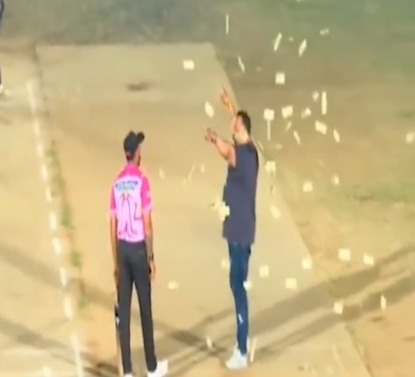 Paisa Udaya gaya – Cricket Maidan me at Bhiwandi, Acchi Batting performace par 500 ke notes udaye gaye, Video viral