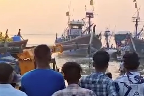 Alibaug Ke Pass Fishing Boat Samundra Me Doobi, Boat Me Sawar Sabhi 15 Khalashi Safe Hain