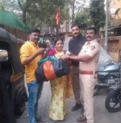 Autorickshaw Me Bhula Rs 1.50 Lakh Value Ke Saaman Ka Bag Dhoond Nikala Thane Traffic Police Ne, Bag Lautaya Owners Ko