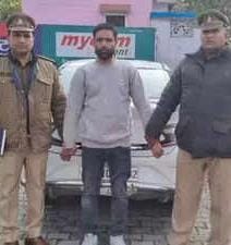 Bonnet Par Latka Raha Shaks, Driver Car Chala Raha, Video Hua Viral, Pati Patni Aur Woh Ka Mamla Samne Aaya UP Ke Moradabad Se
