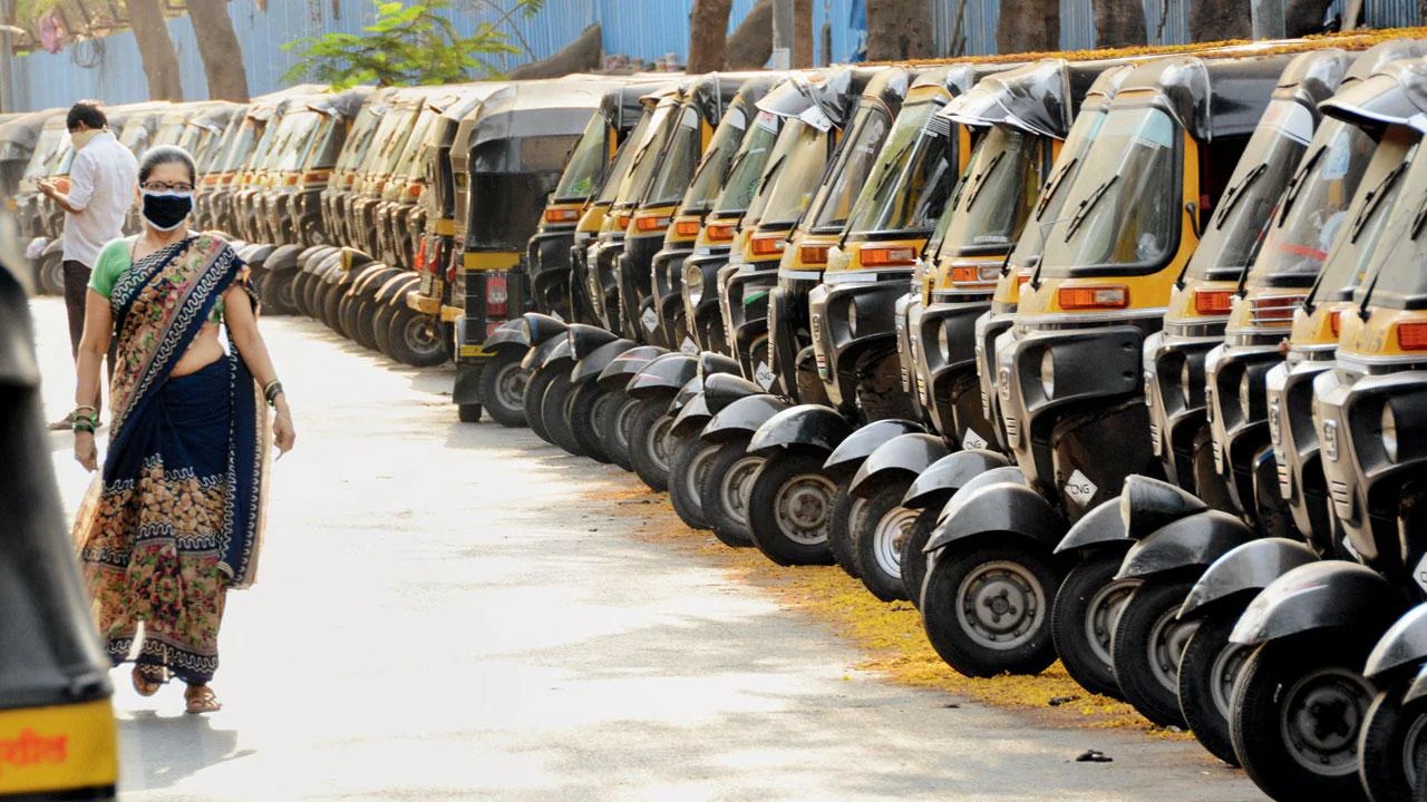 Unauthorised Auto Rickshaw Walon Par Karwai At Vasai Virar, 50 Rickshaw Seize Kiya Traffic Police Ne