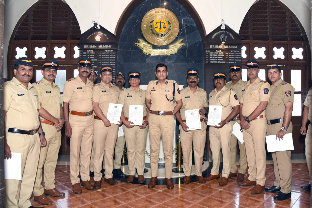 Saif Ali Khan Stabbing Mamle Me Aaropi Ko Pakadne Wali Police Team Ko Felicitate Kiya Mumbai Joint CP Ne