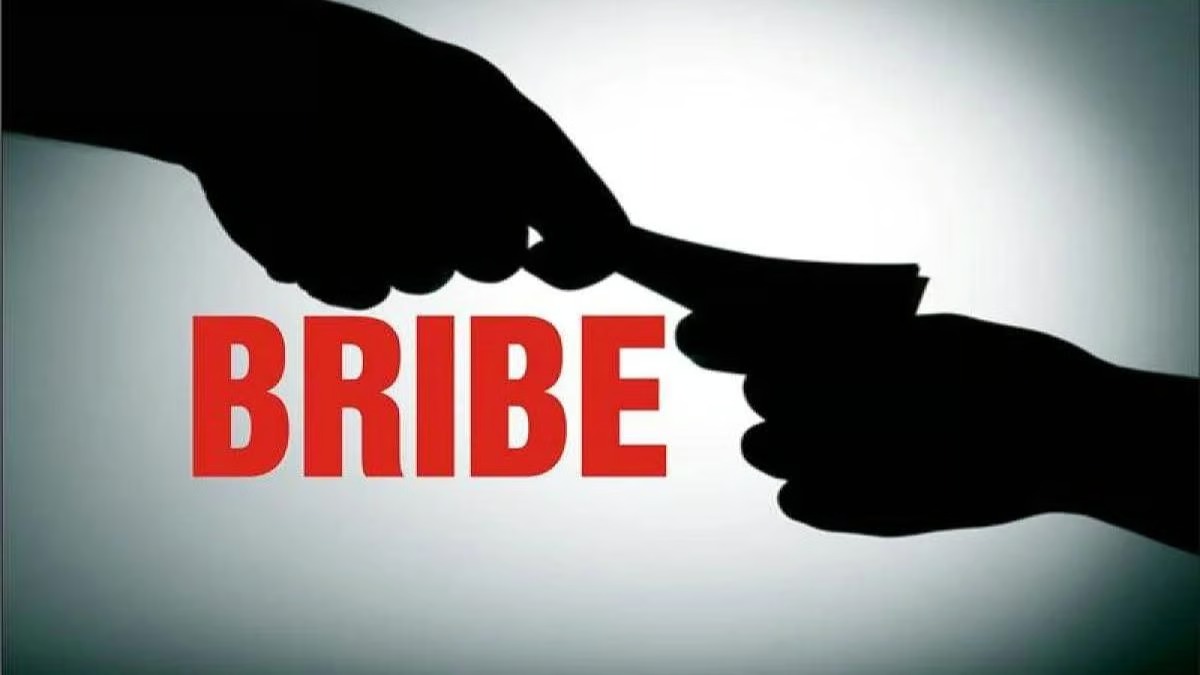 Rishwat 50 hazar lete pakda Bhiwandi Assistant Municipal Commissioner aur Beat Inspector ko Anti Corruption Bureau ne