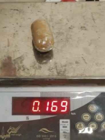 Gold Smuggling 1.596 Kg ke sath Foreign Currencies aur Diamonds baramad kiya Mumbai Customs ne at Airport 2 Arrested