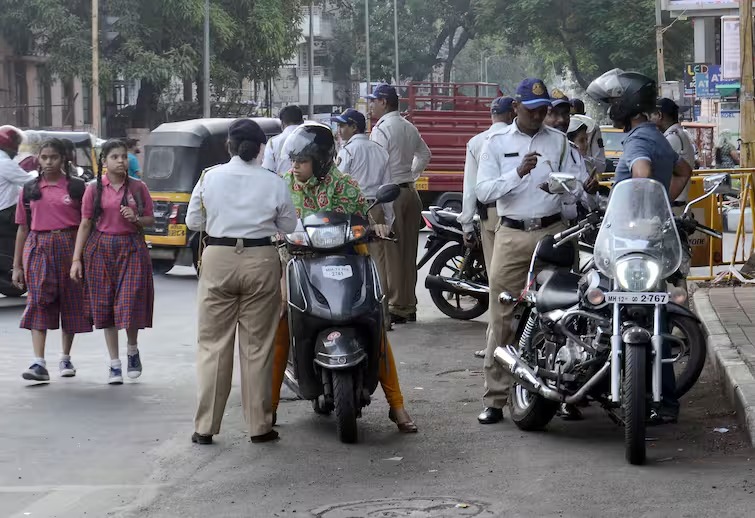 Bina Helmet Bina Licence Bike Chalate Pakda Gaya Tha Minor, Bombay High Court Ne Community Service, Hospital Me Kaam Karne Kaha