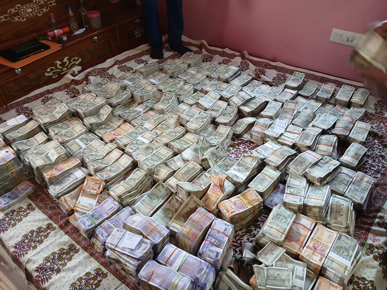 Bed bhar ke Cash mila, Machine se gina jaaraha hai at Bihar, DEO ke ghar Vigilance team ki raid