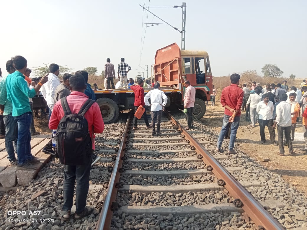 Railway Track Par Truck Phansa, M. Hussain Namak Loco Pilot Ki Samajhdaari Se Bada Haadsa Hone Se Bacha At Jalna