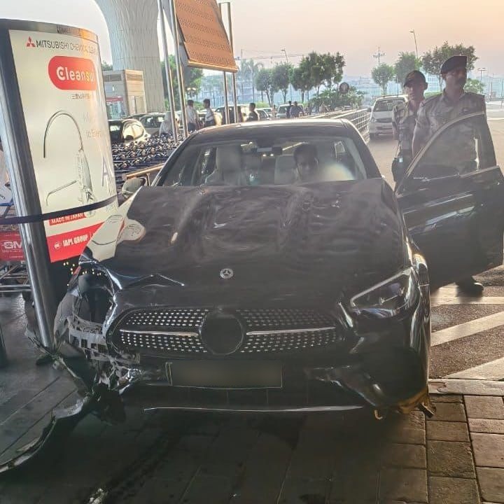 Mercedes Car ne 5 Logon ko udaya at Mumbai Airport Terminal 2 departure gate ke pass, Driver arrested