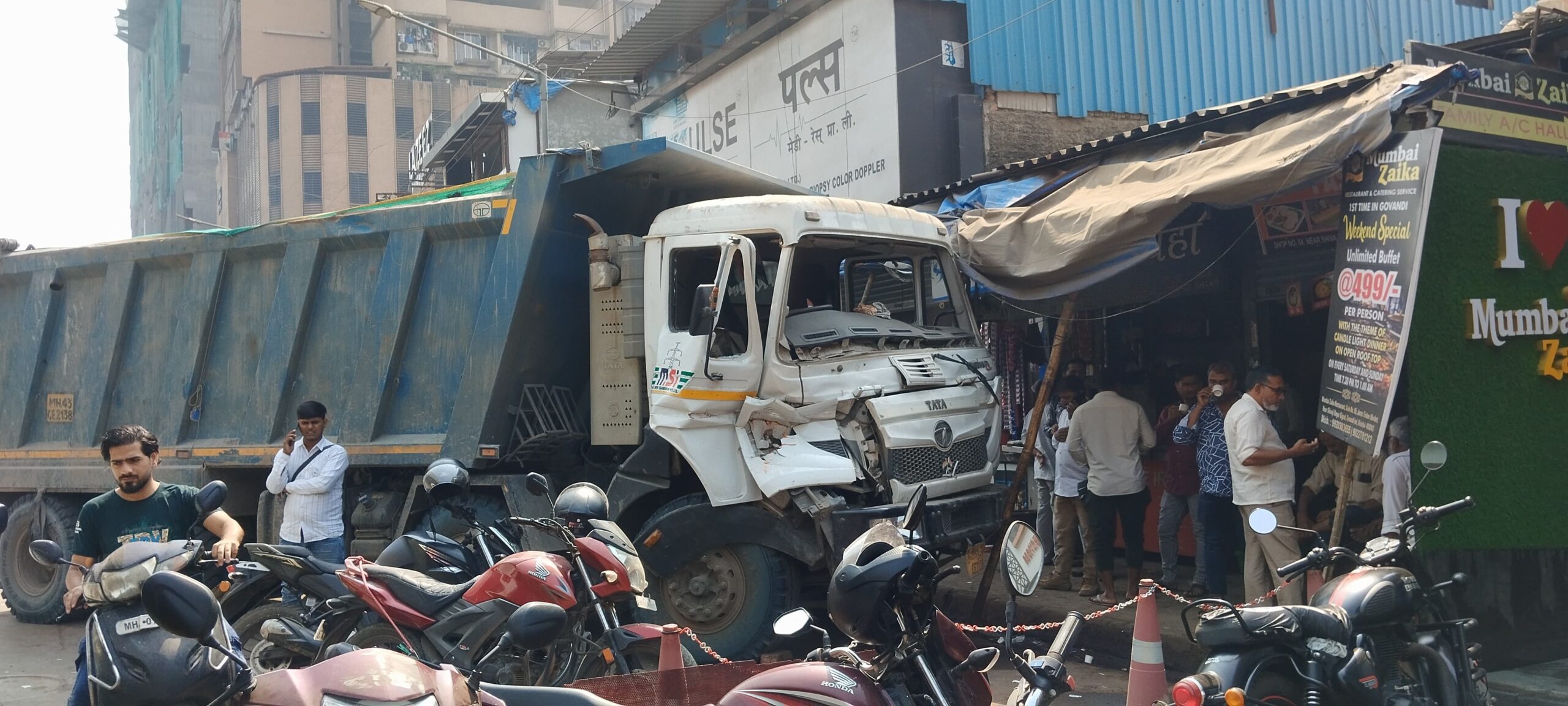 Truck out of Control Govandi Shivaji Nagar Signal ki ek shop mai ghusi