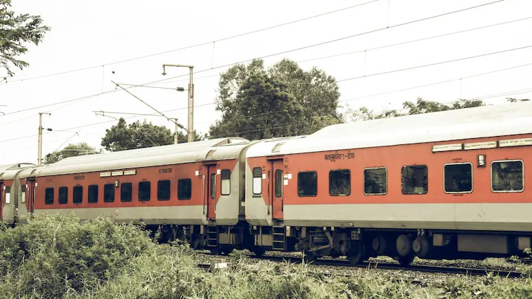 Selfie Ka Chakkar – Railway Track Ke Pass Selfie Lerahe Shaks Ko Express Train Ne Udaaya At Ambernath