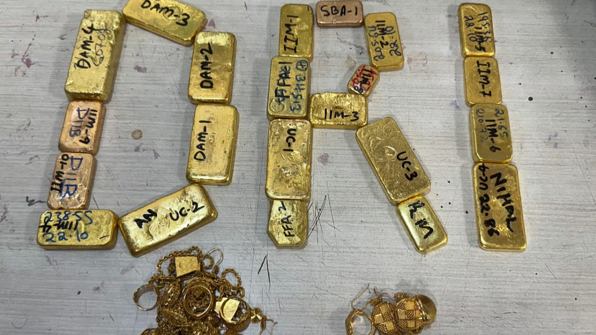 Gold Smuggling 5.185 Kg Gold, Worth 4.14 Crore Ke Sath 4 Mahilayen Arrested By DRI At Mumbai Airport