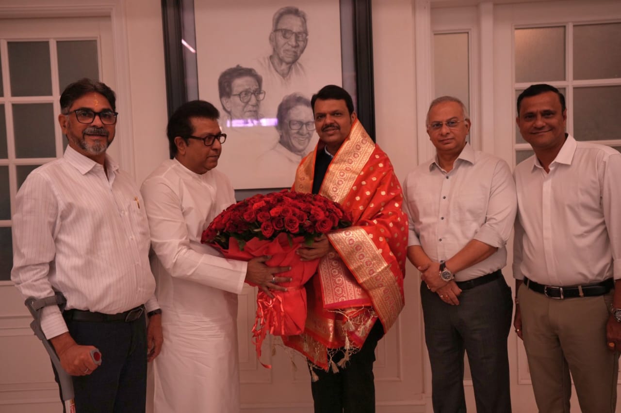 CM Devendra Fadnavis ne Raj Thackeray se unke ghar Shiv Tirth jaakar Mulaqat kiya, Political Hulchal shuru