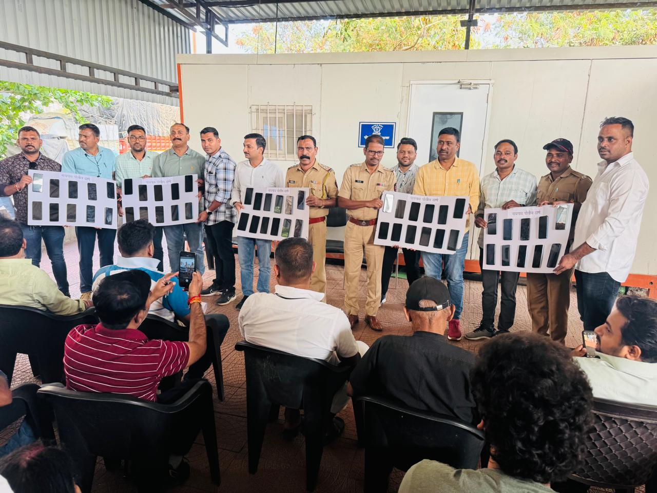 55 Mobile Phones Worth ₹9.45 Lakh Khoj Kar Logon Ko Lautaya – MBVV Ke Naigaon Police Station Ka Sarahaneyogya Kaam!