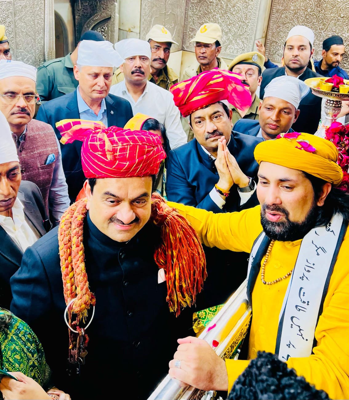 Ajmer Dargah pohche Gautam Adani aur unki family, badi aqeedat s pesh ki chadar.