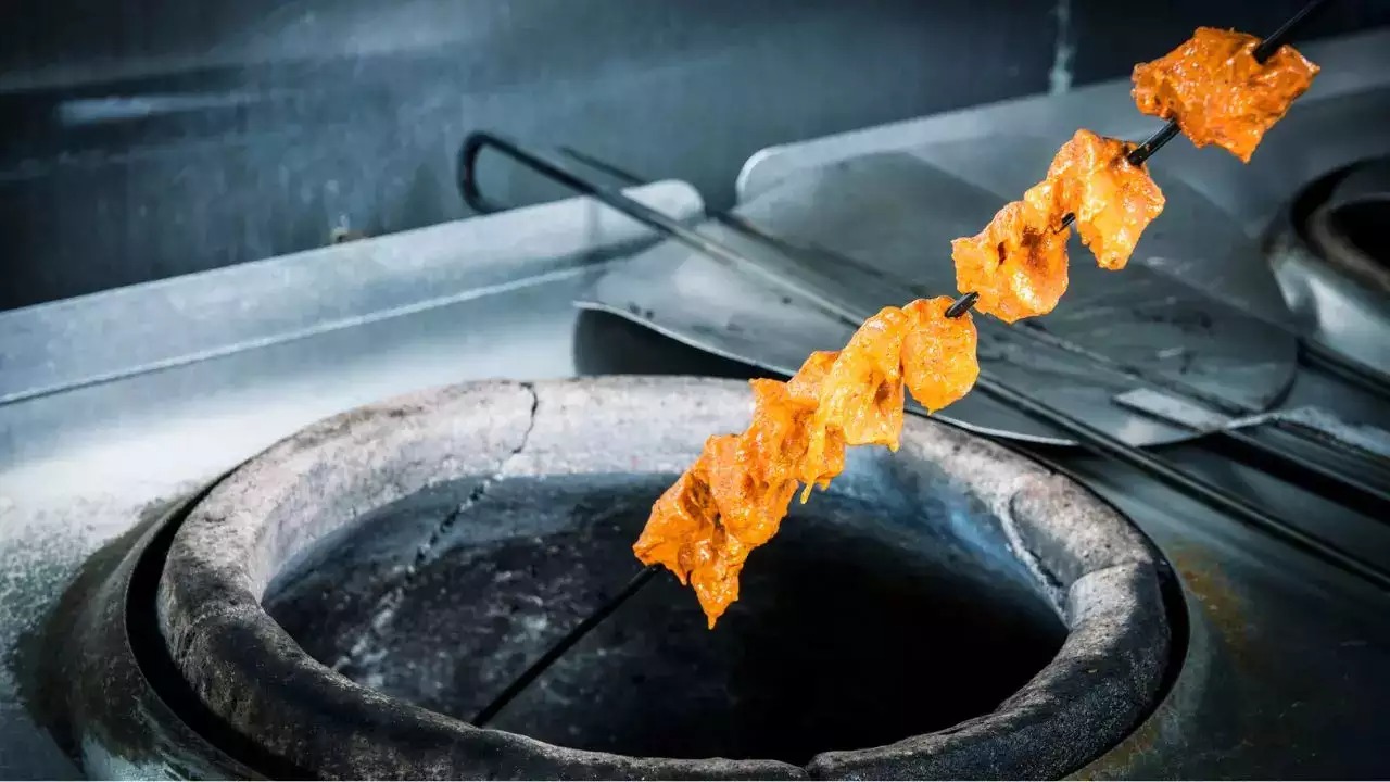 Tandoori Dish Ab Bina Koyla Tandoor Ke Khani Hogi, BMC Ne Restaurants Aur Dhabas Ko Notice Dena Shuru Kiya
