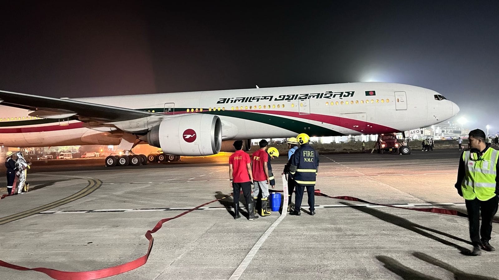 Dubai jaarahi Bangladesh ki flight ne Nagpur me emergency landing kiya, Technical Issue
