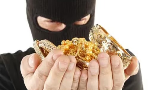 Bedridden Patient Ki Dekhbhal Karne Wala Hi Ghar Se 17.35 Lakh Ka Cash Aur Gold Lekar Bhag Gaya At Andheri