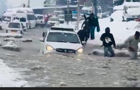 Heavy Rainfall Se Bhari Tabahi Machi At Kullu Manali, Himachal Pradesh, 4 Injured, Landslide Se Sadak Bandh