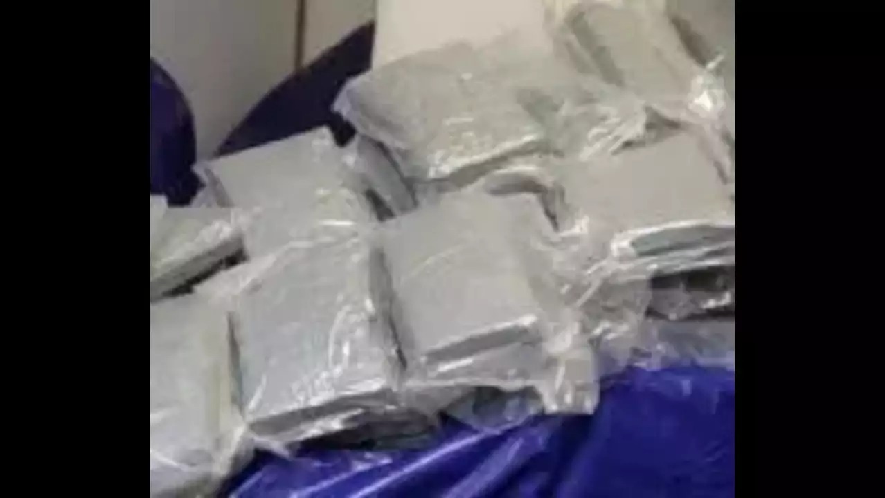 Cocaine Drugs 11 Crore Ke Sath Brazil Se Aayi Mahila Ko Mumbai Airport Par Pakda DRI Ne