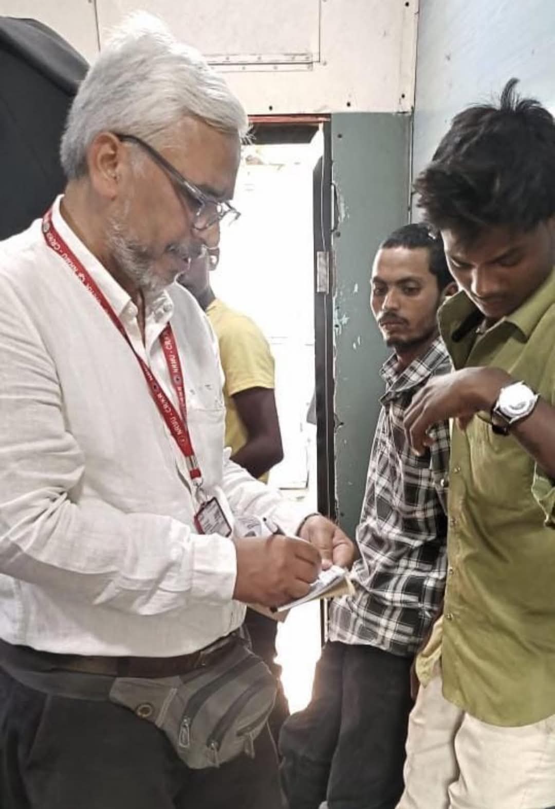 Central Railway Ne TTI Nisar Khan Ke Kaam Ki Tarif Kiya, Din Bhar Me 179 Bina Ticket Cases Se 1,53 Lakh Fine Vasoolne Par