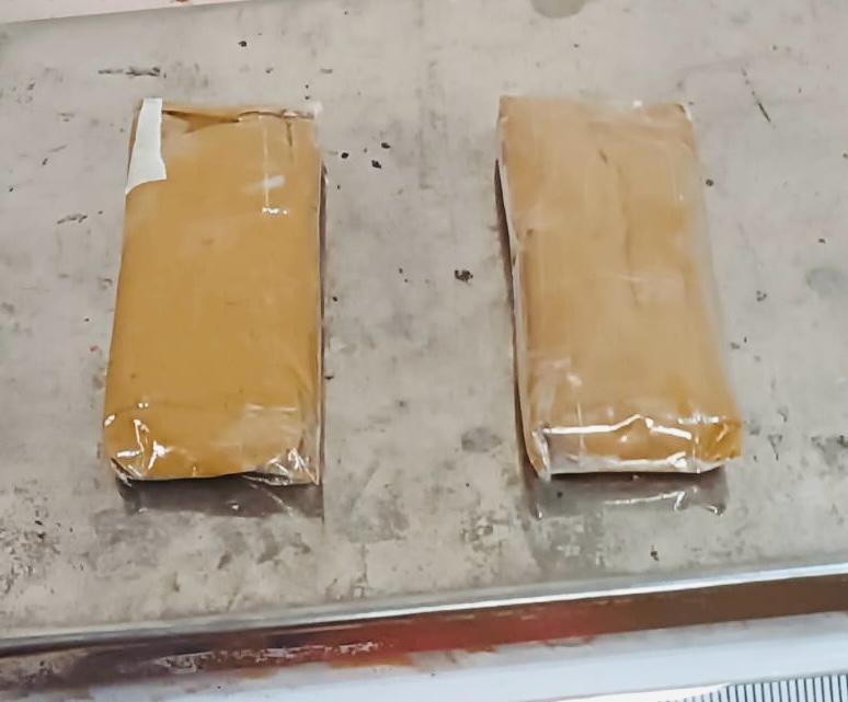 Cocaine Drugs 11.8 Crore, Gold Dust 40 Lakh Ka Seize Kiya Customs Ne At Mumbai Airport