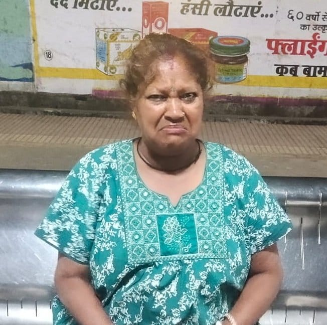 Chalti train se giri 60 Yrs old Mahila ki jaan bachaya RPF constable ne at Borivali Station, CCTV Footage aaya saamne
